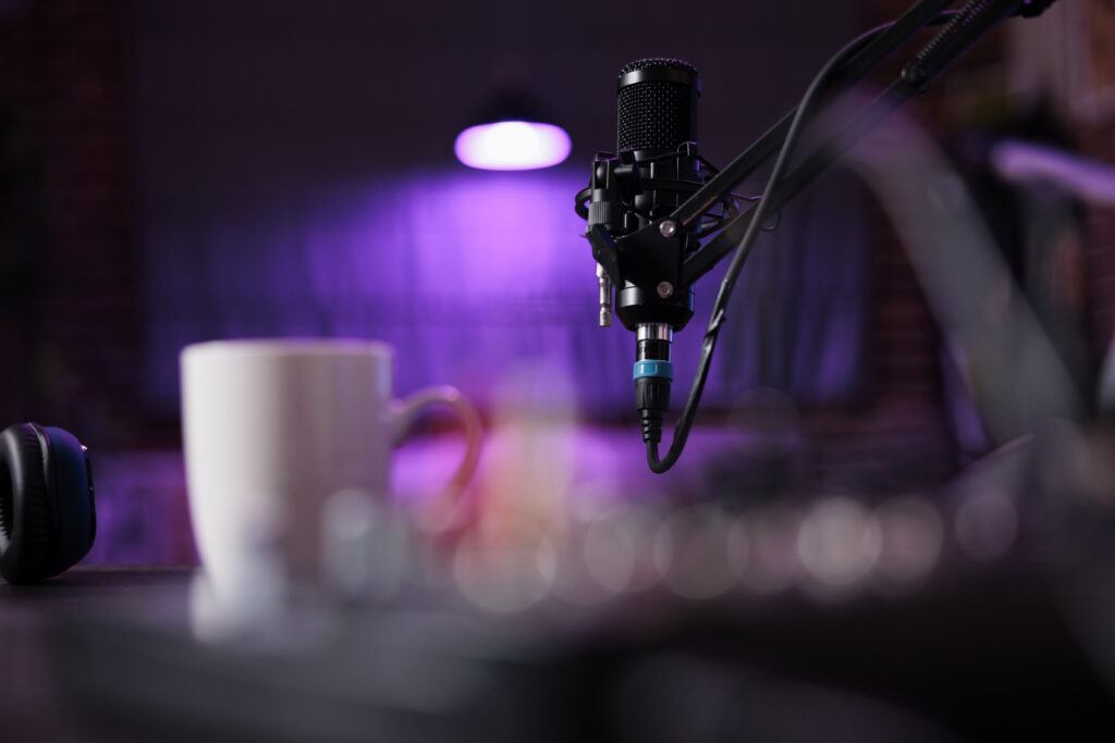 Inovações no marketing em podcast que você precisa conhecer
Podcasts como canal de conteúdo próprio
Cada vez mais empresas estão criando seus próprios podcasts. Isso permite controle total sobre a narrativa, posicionamento e construção de autoridade.
Conteúdo multiplataforma
Os podcasts não ficam mais apenas no áudio.
Trechos são transformados em:
Reels
TikToks
Shorts
Posts
Isso amplia o alcance e aumenta o retorno da estratégia.
Dados e mensuração mais avançados
Hoje já é possível acompanhar métricas mais detalhadas, como retenção, cliques e até impacto em conversões. Isso torna o marketing em podcast mais estratégico e mensurável.
O que sua empresa pode aprender com essa estratégia
Conexão gera mais resultado do que interrupção
Se a sua comunicação ainda depende de interromper o público, você está competindo por atenção de forma limitada.
Podcasts mostram que conexão gera muito mais impacto.
Autoridade se constrói com consistência
A presença recorrente em conteúdos relevantes posiciona sua marca como referência e isso influencia diretamente a decisão de compra.
Experiência importa mais do que exposição
Não basta aparecer, é preciso gerar uma experiência positiva, e o podcast faz isso de forma natural.
Como aplicar o marketing em podcast na sua empresa
Escolha podcasts alinhados com seu público (e não apenas com grande audiência)
Um dos maiores erros ao começar no marketing em podcast é escolher programas apenas pelo número de ouvintes. Embora o alcance seja importante, ele não garante resultado se o público não tiver conexão com o seu produto ou serviço.
O verdadeiro valor está na relevância.
Um podcast menor, mas com uma audiência altamente engajada e alinhada com o seu nicho, pode gerar muito mais retorno do que um grande programa com público genérico. Isso acontece porque a mensagem chega para pessoas com maior probabilidade de interesse, identificação e conversão.
Antes de escolher onde anunciar, analise:
Quem é o público do podcast
Quais temas são abordados
Qual o estilo de comunicação do host
Se existe compatibilidade com a sua marca
Quanto mais natural for essa conexão, maior será a aceitação da sua mensagem.
Pense além do anúncio: integração é o que gera resultado
Tratar o podcast como um espaço publicitário tradicional é um erro que limita muito o potencial da estratégia.
O grande diferencial desse canal está justamente na possibilidade de integrar a marca ao conteúdo de forma orgânica.
Isso significa sair do modelo “leia esse texto sobre minha marca” e entrar em algo mais natural, como:
O host contando uma experiência real com o produto
A marca sendo citada dentro de uma história ou exemplo
Discussões que envolvem o problema que seu produto resolve
Quando a marca faz parte da conversa, ela deixa de ser percebida como interrupção e passa a ser vista como recomendação.
Teste formatos diferentes e aprenda com os dados
O marketing em podcast não é uma estratégia de tentativa única. Assim como em outros canais digitais, ele exige testes, ajustes e otimização contínua.
Nem sempre a primeira ação trará o melhor resultado e isso faz parte do processo.
Você pode testar:
Menções curtas vs. inserções mais longas
Episódios patrocinados vs. parcerias contínuas
Diferentes hosts ou formatos de programa
Abordagens mais diretas vs. storytelling
O importante é acompanhar os resultados e entender o que gera mais engajamento, lembrança e conversão.
Com o tempo, esses aprendizados permitem construir uma estratégia muito mais eficiente e previsível.
Use estratégias de copywriting para potencializar resultados
Mesmo em um formato mais conversacional como o podcast, a estrutura da mensagem faz toda a diferença. Aplicar técnicas de copywriting ajuda a transformar uma simples menção em uma comunicação persuasiva e envolvente.
Um exemplo clássico é o modelo AIDA (Atenção, Interesse, Desejo e Ação), amplamente utilizado no marketing .
Na prática, isso significa:
Começar com algo que prenda a atenção do ouvinte
Desenvolver interesse com contexto ou problema
Criar desejo mostrando benefícios reais
Finalizar com uma ação clara
O mais importante é adaptar essa estrutura ao estilo do podcast, mantendo a naturalidade da conversa.
Quando bem aplicado, o copywriting não faz o conteúdo parecer um anúncio, ele faz o conteúdo se tornar irresistível.
O futuro do marketing em podcast é sobre relevância
O marketing em podcast não é apenas uma tendência, é uma mudança na forma como as marcas se comunicam. Ele mostra que, no cenário atual, ganhar atenção exige mais do que investimento.
Exige estratégia, autenticidade e conexão, e marcas que entendem isso saem na frente.