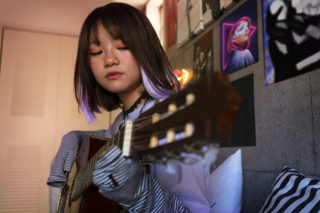 O K-pop não conquistou o mundo apenas por causa da música, ele cresceu porque entendeu algo que muitas marcas ainda estão tentando aprender: pessoas não querem apenas consumir, elas querem participar.
O público quer se identificar, pertencer, comentar, compartilhar, defender ideias e fazer parte de algo maior. É aí que entram o fandom e engajamento de marca.
Nesse artigo, você vai ver que no marketing, esse comportamento é valioso porque mostra como transformar audiência em comunidade. E comunidade, quando bem construída, gera lembrança, confiança, recomendação e vendas.
O que é K-pop e por que ele virou fenômeno global?
K-pop é a abreviação de Korean Pop, gênero musical da Coreia do Sul que mistura música, dança, moda, audiovisual, performance, storytelling e forte presença digital.
Mas o K-pop vai além das músicas. Cada grupo costuma ter identidade visual, conceito, narrativa, símbolos, bastidores, lançamentos estratégicos e uma relação próxima com os fãs.
Esse ecossistema ajuda a explicar sua força mundial. Segundo a Korea Foundation, o número de fãs da cultura Hallyu, movimento global de popularização da cultura coreana, ultrapassou 225 milhões em dezembro de 2023, um crescimento de 24 vezes em relação a 2012.
No Spotify, os streams de K-pop cresceram 230% globalmente desde 2018, chegando a quase 8 bilhões de streams por mês. O Brasil aparece entre os países que mais consomem o gênero na plataforma.
O que isso tem a ver com marketing?
Tem tudo, o K-pop mostra que uma marca forte não vive apenas de divulgação. Ela cria universo, linguagem, símbolos e comunidade. Em vez de falar sozinha, ela convida o público a participar.
O ponto-chave: O K-pop não vende apenas entretenimento. Ele vende pertencimento.
O que é fandom?
Fandom é uma comunidade de pessoas que compartilham admiração e envolvimento por algo: um artista, uma série, um time, uma marca, uma causa ou um estilo de vida.
Mas fandom não é apenas público, público assiste, fandom participa.
No K-pop, fãs criam conteúdos, organizam campanhas, sobem hashtags, compram produtos, acompanham lançamentos e ajudam a espalhar a mensagem dos artistas.
Esse comportamento se conecta ao conceito de cultura participativa, em que fãs deixam de ser apenas consumidores e passam a atuar também como produtores, divulgadores e criadores de conteúdo.
Por que o fandom é tão poderoso para marcas?
Porque ele transforma clientes em promotores espontâneos.
Quando uma pessoa se sente parte de uma comunidade, ela não compra apenas por necessidade. Ela compra porque se identifica, porque quer pertencer e porque vê valor emocional naquela relação.
É exatamente isso que torna o fandom e engajamento de marca uma estratégia tão importante.