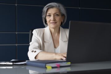 Oportunidade de emprego e valorização de mulheres 50+
